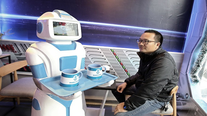 Quán cafe ở Hà Nội sử dụng nhân viên bưng bê là một 'nàng'… robot Ảnh 2