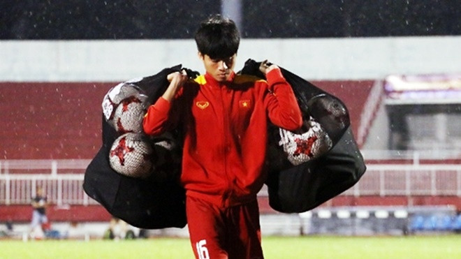 Không phải Công Phượng - Xuân Trường - Tuấn Anh, 'tài năng thế giới' này 'chết mòn' mới khiến bầu Đức đau nhất! Ảnh 2