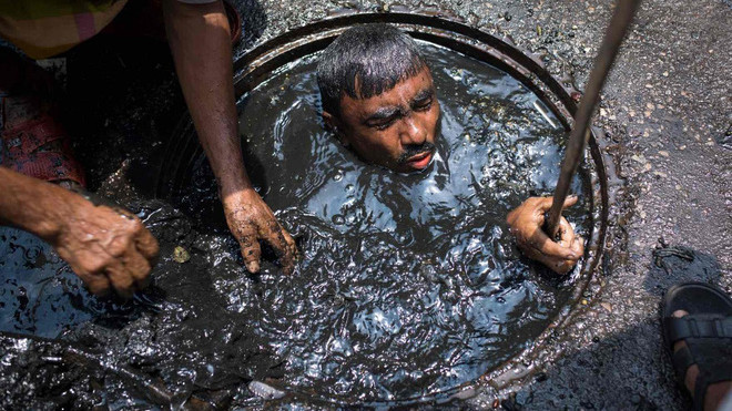 Những câu chuyện cảm động năm 2017: Con nghỉ học đi kiếm tiền chữa bệnh cho mẹ, cha giấu nghề đổi lấy sự tự trọng cho con Ảnh 2