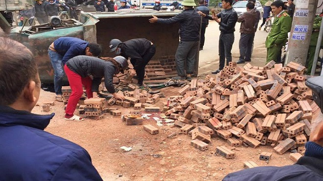 2 bà cháu thương vong dưới đống gạch của xe công nông Ảnh 2