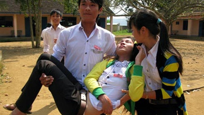 Giáo viên hoang mang chứng kiến nhiều học sinh có biểu hiện lạ, lăn ra ngất xỉu Ảnh 2