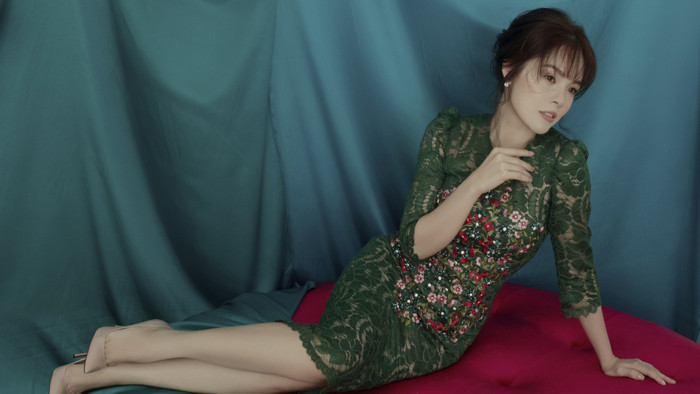 Diện đầm xuyên thấu, 'gái một con' Dương Cẩm Lynh khoe đường cong quyến rũ đón Giáng sinh Ảnh 2