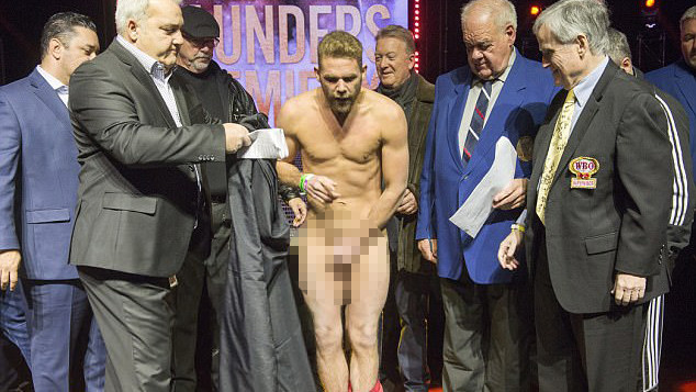 Hài hước: 2 tay đấm cùng 'trần như nhộng' ở buổi cân thử Ảnh 2