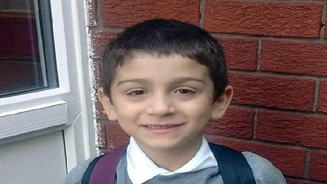 Bị mẹ và cha dượng bỏ mặc, cậu bé chết cóng giữa trời đông rét mướt Ảnh 2