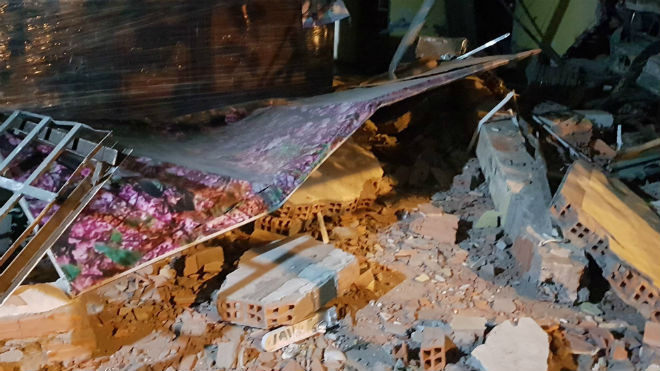 Bẻ lái tránh 2 xe máy vượt đèn đỏ, ôtô tải tông sập tường nhà chùa Ảnh 2