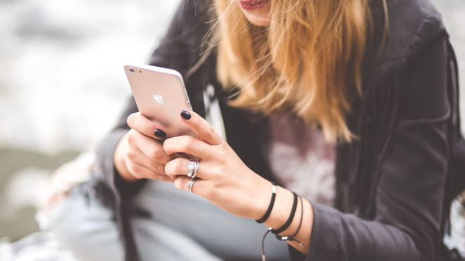 Cách cầm điện thoại sẽ bật mí điều gì về tính cách và tình yêu của bạn? Ảnh 2