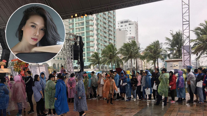 Fan Đà Nẵng mặc áo mưa xếp hàng chờ Mỹ Tâm ký đĩa Ảnh 2