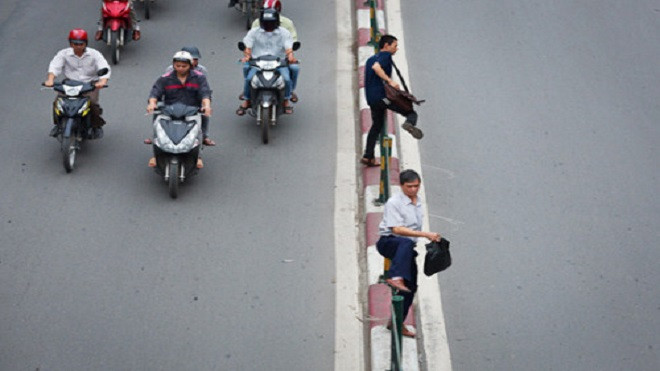 Từ 1/1/2018, người đi bộ sai luật có thể bị phạt tù đến 15 năm Ảnh 2