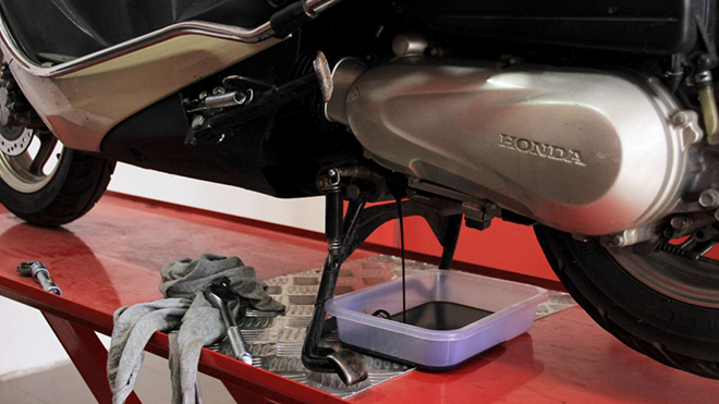 Đi xe máy hàng ngày nhưng bạn đã biết cách thay nhớt đúng hay chưa? Ảnh 2