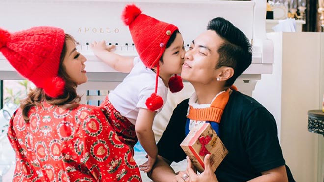 Vợ chồng Khánh Thi - Phan Hiển ấm áp đón Giáng sinh bên con trai Ảnh 2