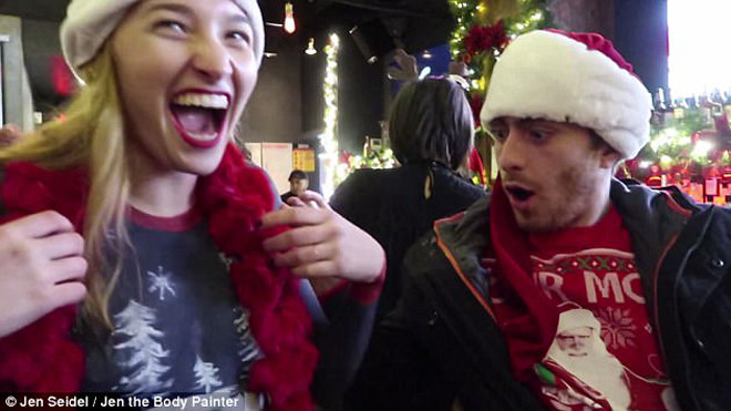 Bất chấp thời tiết giá lạnh, cô gái khỏa thân xuống phố mà không ai nhận ra Ảnh 2