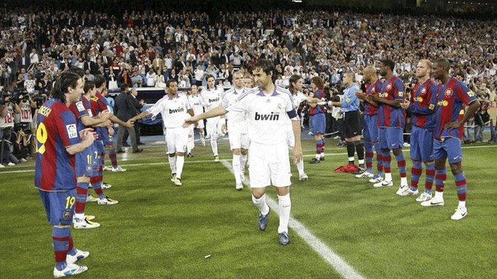 Còn lâu mới có chuyện Barca xếp hàng vỗ tay vinh danh Real Madrid dù Ronaldo 'năn nỉ' Ảnh 2