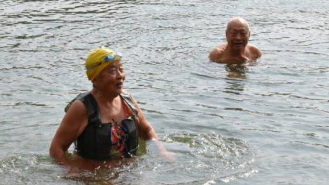 Bí quyết bất ngờ giúp cặp vợ chồng già 90 tuổi vẫn khỏe 'hơn thanh niên' Ảnh 2