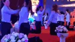 Để tăng tình đoàn kết, công ty Trung Quốc bắt nhân viên quỳ trên sân khấu, bạt tai lẫn nhau Ảnh 2