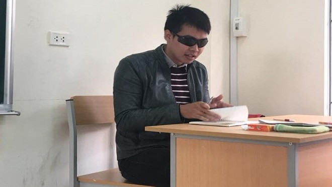Thầy giáo trẻ thường đeo kính râm trong các giờ kiểm tra Ảnh 2