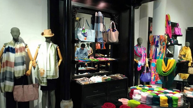 2 cán bộ quản lý thị trường bị hạ bậc khen thưởng vì vụ Khaisilk Ảnh 2