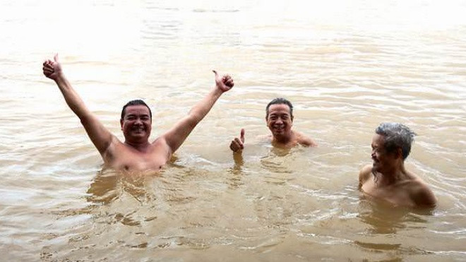 Bãi 'tắm tiên' giữa cái lạnh cắt da cắt thịt trời đông Hà Nội lên báo nước ngoài Ảnh 2