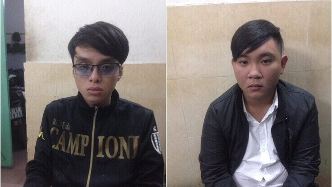 Trinh sát tóm gọn hai thiếu niên mang súng, dao đi dạo ở trung tâm Sài Gòn Ảnh 2