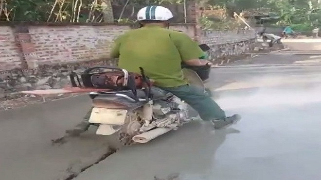 Cộng đồng mạng bức xúc việc người đàn ông lao vào đường đang đổ bê tông, còn đòi đánh người Ảnh 2