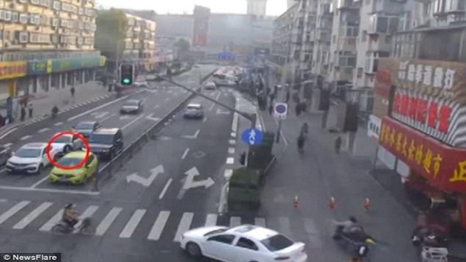 Clip cảm động: Cậu bé được cứu sống nhờ sự giúp sức của hàng chục người qua đường Ảnh 2