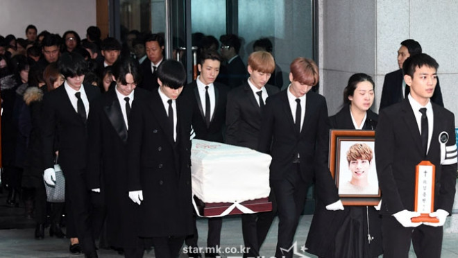 Minho ôm bài vị, SHINee cùng dàn nghệ sĩ khóc nấc tiễn Jonghyun về với thiên đường Ảnh 2