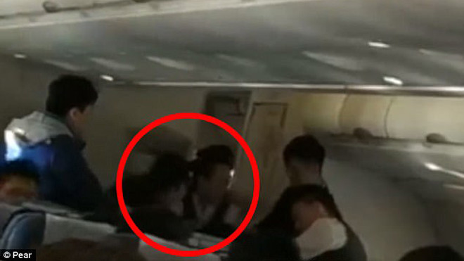 Hành khách bị 'quỷ ám' khiến máy bay quay đầu, hạ cánh khẩn cấp Ảnh 2