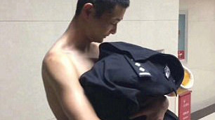 Bất chấp giá lạnh, nam cảnh sát cởi bỏ áo khoác đang mặc để ủ ấm cho em bé gặp nạn Ảnh 2