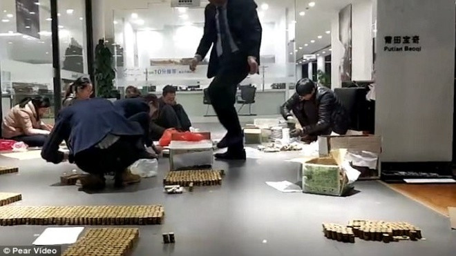 Mang cả bao tải tiền xu để mua xe sang hơn 1 tỷ Ảnh 2