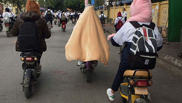 Học sinh bây giờ không thích khoác áo và quàng khăn nữa đâu, vì các bạn thích 'mang chăn' hết rồi! Ảnh 2