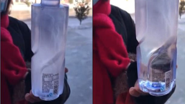 Kinh ngạc chai nước đóng băng ngay sau khi mở nắp giữa trời -20 độ C Ảnh 2