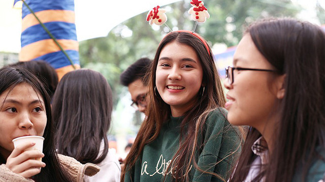 'Bông hồng lai' gây chú ý tại hội chợ Giáng sinh trường Lomonoxop Ảnh 2