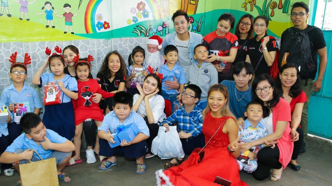 Hoa hậu Tường Linh giản dị đi tặng quà cho trẻ em khiếm thính dịp Giáng sinh Ảnh 2