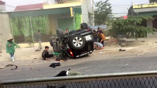 Ô tô gây tai nạn lật ngửa, người và phương tiện nằm la liệt trên đường Ảnh 2