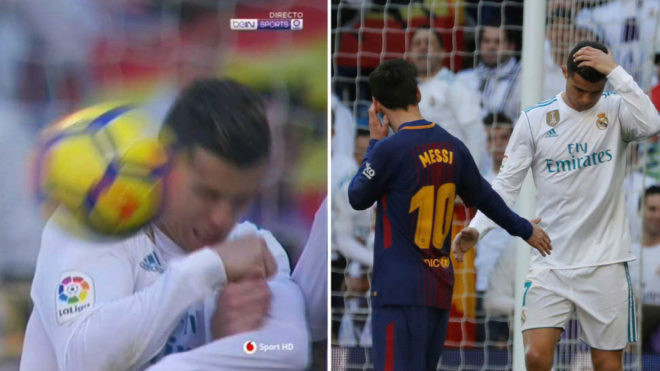 Messi đá bóng trúng mặt Ronaldo Ảnh 2