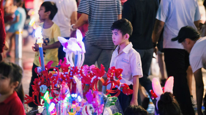 Đêm Noel lặng lẽ của những đứa trẻ mưu sinh bên đường phố Sài Gòn Ảnh 2