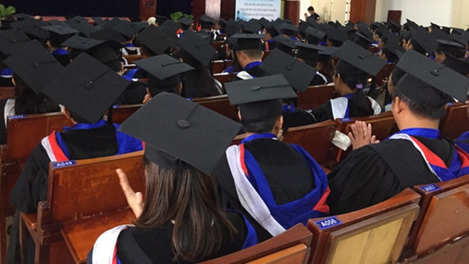 Sinh viên bức xúc vì phải đóng học phí bổ sung mới nhận được bằng tốt nghiệp Ảnh 2