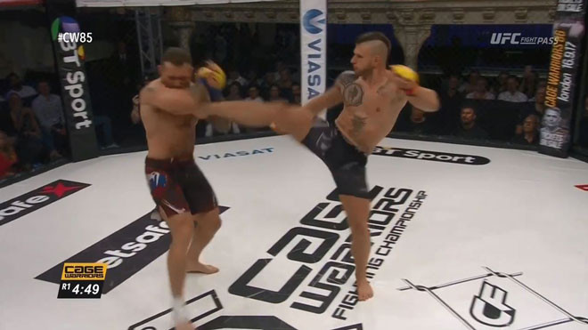 Clip: 25 pha knock-out ấn tượng nhất trên sàn MMA thế giới 2017 Ảnh 2