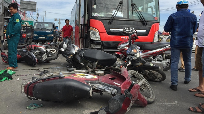 Xe khách đâm hàng loạt phương tiện đang dừng đèn đỏ, làm nhiều người nguy kịch Ảnh 2