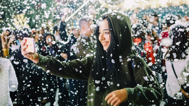 Giới trẻ chen chúc ở khu vực nhà thờ lớn tận hưởng không khí Giáng sinh Ảnh 2