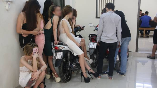 Đột kích quán bar, phát hiện hàng loạt 'chân dài' có biểu hiện phê ma tuý Ảnh 2