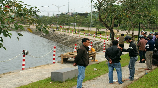 Hoảng hồn phát hiện thi thể người đàn ông nổi trên hồ Nguyễn Du Ảnh 2