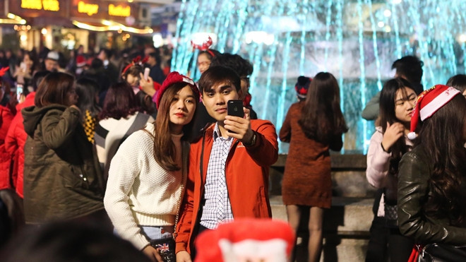 Người dân 2 miền đổ ra đường đi chơi, khắp nơi rộn ràng không khí lễ Giáng Sinh Ảnh 2