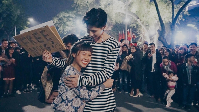 Nhiều cô gái thích thú ôm 'trai lạ' trong đêm Noel Ảnh 2