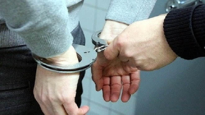 Bị lập biên bản, nam thanh niên đánh Công an rồi dùng dao cố thủ Ảnh 2