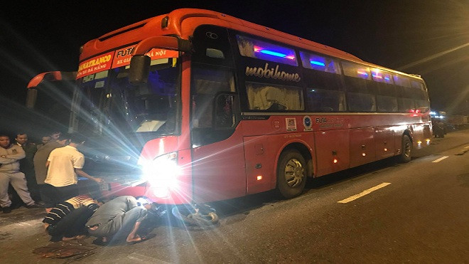 Xe khách kéo lê xe máy hàng chục mét, 2 công nhân tử vong thương tâm Ảnh 2