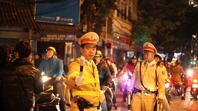 Phía sau đêm Giáng sinh an lành là những giây phút lực lượng an ninh phải 'căng mình' làm việc Ảnh 2