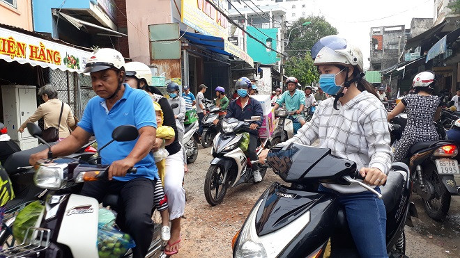 Đối phó bão Tembin, người dân đổ xô đi chợ mua đồ ăn dự trữ Ảnh 2