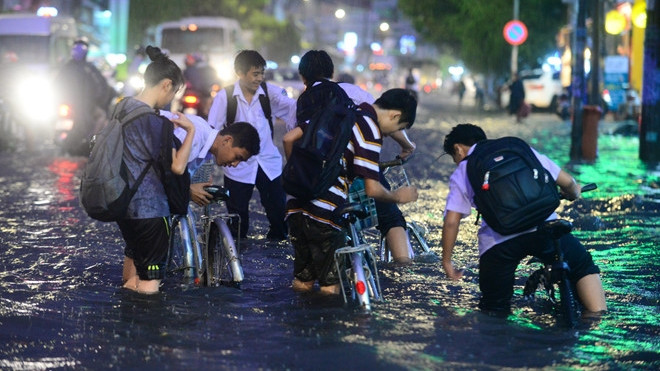 Mưa lớn từ 5h sáng, học sinh bất ngờ nhận thông báo nghỉ học tránh bão sớm hơn dự kiến Ảnh 2