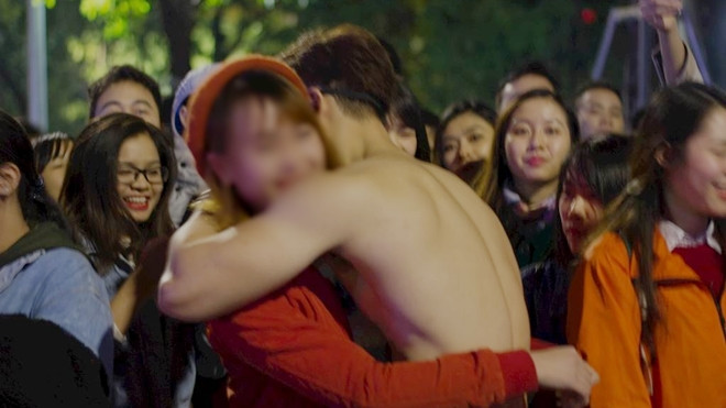 Cởi trần khoe body 6 múi để mọi người ôm free: Sự kiện gắn kết yêu thương hay là một trò lố? Ảnh 2