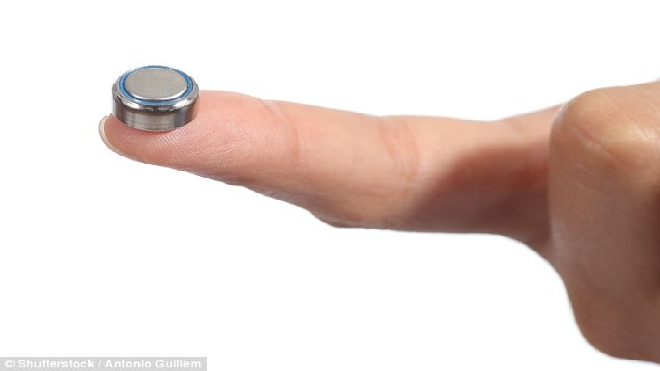 Em bé suýt chết khi sử dụng đồ chơi có pin: Lời cảnh báo với các bậc phụ huynh Ảnh 2